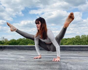 LINDELL ⋆ YOGA @stretchylicious fireflypose for day 6 of aloveourearth I