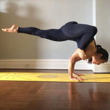Laura Gardner Cresci @lauracresciyoga Day 2x20e3 of YogaCompilation with @cyogalife Yogidandasana