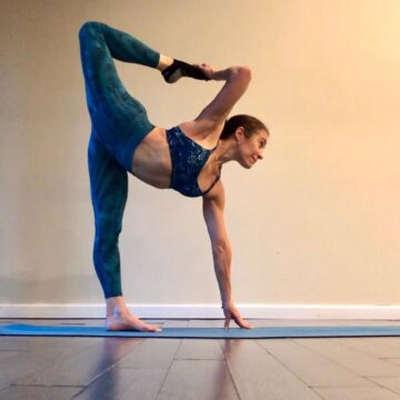 Laura Gardner Cresci @lauracresciyoga Day 7x20e3 of YogaCompilation with @cyogalife DancerPose