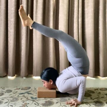 Madhulika Singh Yoga teacher @divine yogavibes Here three different ways to Chinstand