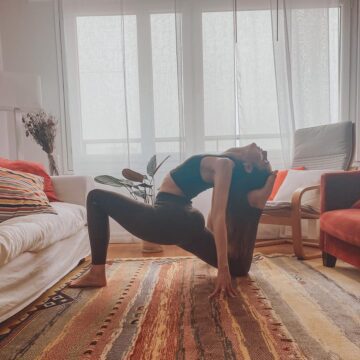 Mathilde ☾ yoga teacher @mathildoesyoga Attract what you expect Reflect