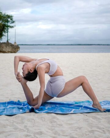 Mia @miaayoga Day 3 of AloYogaVariations Lunge Variation My favorite
