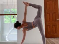 Mia @miaayoga Sugarcane I love this pose as it stretches out