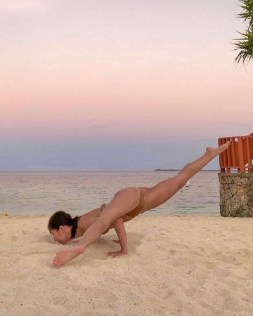 Mia Sunset yoga
