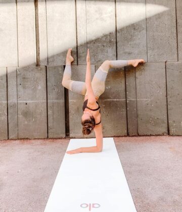 Michelle ☼ Yoga @michellestaudenherz Day 2 UnexpectedAsanas ⁣⁣⁣⁣ ⁣ Hosts⁣⁣⁣⁣