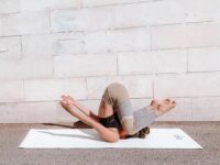 Michelle ☼ Yoga @michellestaudenherz Day 3 UnexpectedAsanas⁣⁣⁣⁣⁣⁣⁣ ⁣⁣⁣⁣⁣ ⁣⁣ Pose