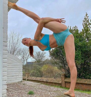Mindful Yoga Pose Beauty Asana @mindfulxyoga Yoga Outside ⠀ @stretchylicious ⠀