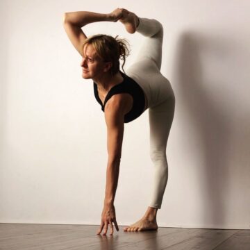 Nadia Ljungberg @annecyogagirl Day 13 of yogiperspective with @cyogalife natarajasana variant