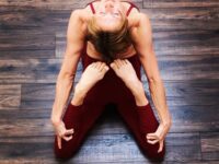 Nadia Ljungberg @annecyogagirl Day 19 of yogiperspective with @cyogalife dhanurasana variant