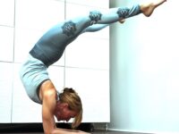 Nadia Ljungberg @annecyogagirl Day 21 of yogiperspective with @cyogalife scorpion prep