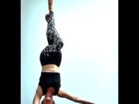 Nadia Ljungberg Day 13 of funkyyogapractice with @cyogalife funky headstand