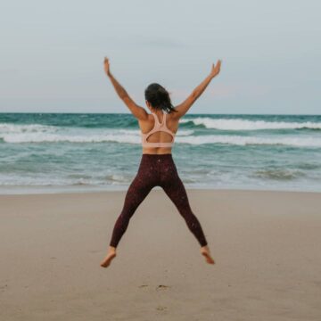Naomi Pham yoga • meditation @flowingwithnaomi Friday feel good vibes