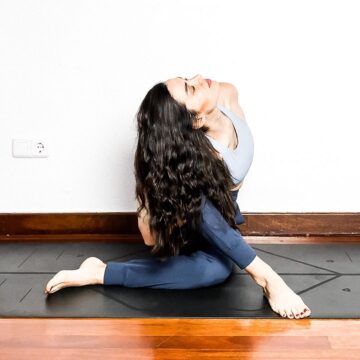 Nihal Çaldağ 3Day of FeelFreeHopPractice Any Seated pose Outfit @mindfulnesshop
