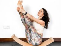 Nihal Çaldağ @yogini nihal 2Day of blossomyouryoga Navasana Balance board