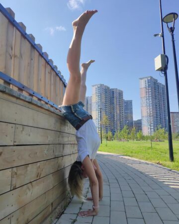 Olga Yoga 🧘‍♀️💜🕉️ @lyolya yoga Day 1x20e32x20e3 of StartAtTheWall with @cyogalife