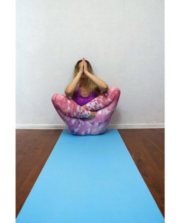 Olga Yoga 🧘‍♀️💜🕉️ @lyolya yoga Day 1x20e34x20e3 of BackOnTrack with @cyogalife