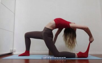 Olga Yoga 🧘‍♀️💜🕉️ @lyolya yoga Day 2x20e30x20e3 of BackOnTrack with @cyogalife