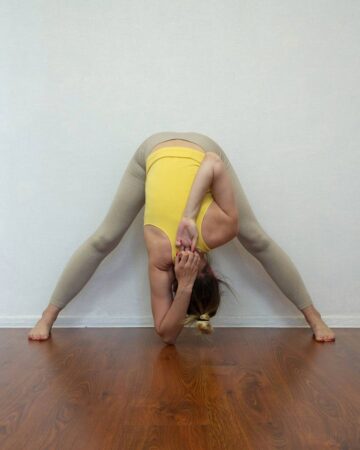 Olga Yoga 🧘‍♀️💜🕉️ @lyolya yoga Day 5x20e3 of BackOnTrack with @cyogalife