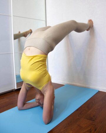 Olga Yoga 🧘‍♀️💜🕉️ @lyolya yoga Day 7x20e3 of StartAtTheWall with @cyogalife
