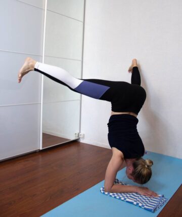 Olga Yoga 🧘‍♀️💜🕉️ @lyolya yoga Day 8x20e3 of StartAtTheWall with @cyogalife