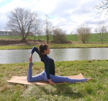 Petya springyogainspiration day 4 and splits Spring hosts @rosariamazzon @yogawith