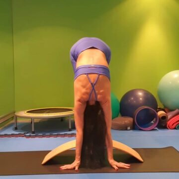 Regina @reginalenitz yoga Yoga Challenge Announcement Wearing my beautiful alo blue