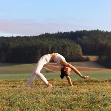SARAH vegan yoga coach @sarahgluschke Fall in love with