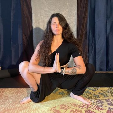 Samantha Lee Miller @samanthalee yoga ALOvelyFreeSpirit Day 1… Garland pose Malasana