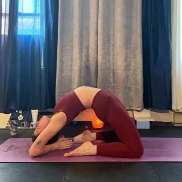 Samantha Lee Miller @samanthalee yoga Backbending into Saturday with a Kapotasana This