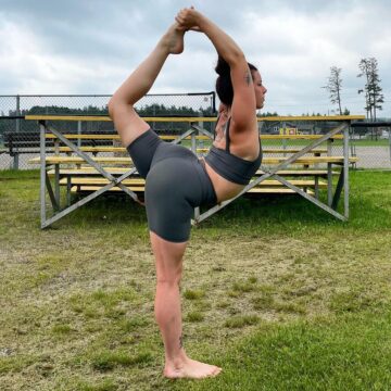 Samantha Lee Miller @samanthalee yoga Day 5 Alotlikeloveforyoga Loving balancing on one