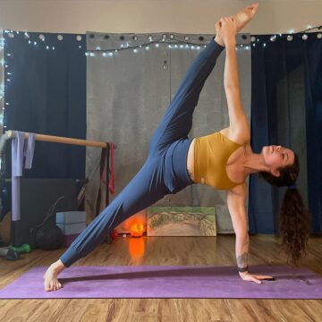 Samantha Lee Miller @samanthalee yoga Happy Tuesday Heres a side plank variation
