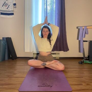 Samantha Lee Miller @samanthalee yoga ThankfulYogisUnite Day 2 Hip OpenerLotus Pose I