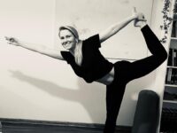 Sara Yogateacher @fityogi mom dancerspose for the SmilewithAlo Challenge Hosts @lancuks yoga