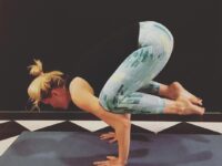 Sara Yogateacher @fityogi mom day1 of Werkyourbalance with crowpose bakasana Hosts