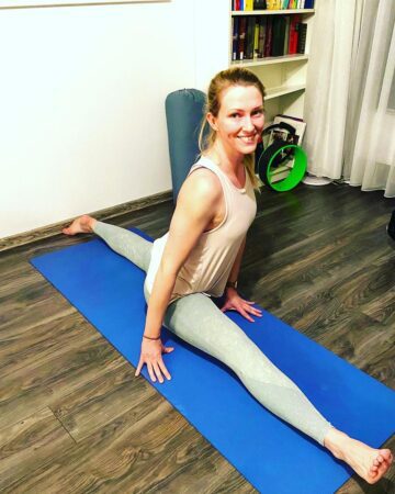 Sara Yogateacher @fityogi mom hanumanasana for the SmilewithAlo Challenge Hosts @lancuks yoga