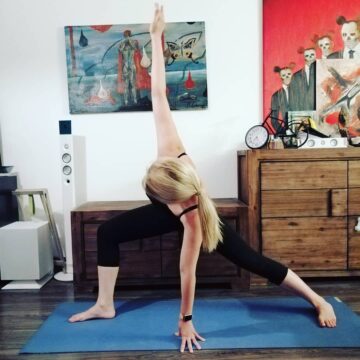 Sara Yogateacher @fityogi mom uniquetwist twistvariation Yoga IGYogaCommunity IGYoga IGYogaFam IGYoga