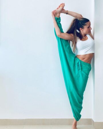 Sarah Medina Yoga Teacher @medinamaste Issa mood mood dubai yogapants