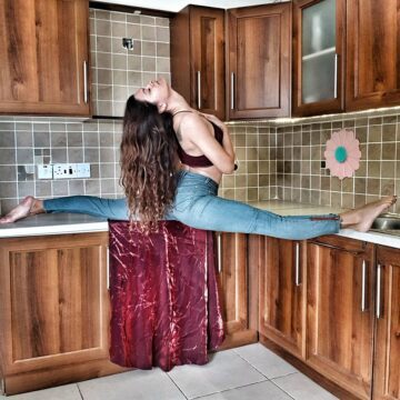 Tugce CELEN @tucika yoga Splits are always my favourite pose Day 1