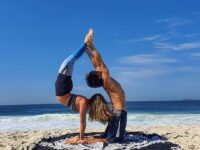 Yoga Mics @yogamics Backbend assists ⁣ ————⁣ Follow @yogamics Credit @danicocada