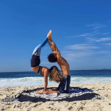 Yoga Mics @yogamics Backbend assists ⁣ ————⁣ Follow @yogamics Credit @danicocada