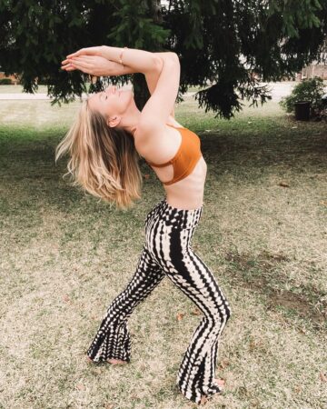 Yoga Travel Eco Living @liana scott  Showing off my new leggings