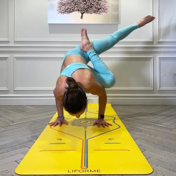 Yoga Tutor Rebecca Papa Adams AloCozyVibes Arm balances are ‘heart work