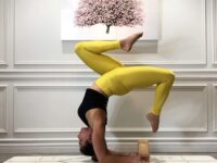 Yoga Tutor Rebecca Papa Adams AloFromHeadToToe sponsored by @aloyoga @alomoves