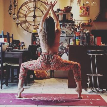 Yogini Konchari Yoga Girl @yoginikonchari Goddess pose @yoginikonchari utkatakonasana lotusmudra