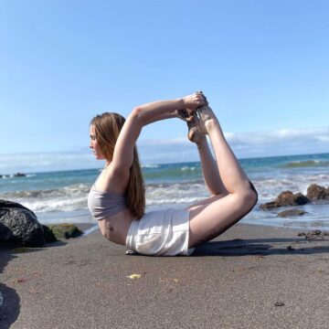 tessy yoga movement @tessyogii Day 6 of AloEmbraceFire Todays pose