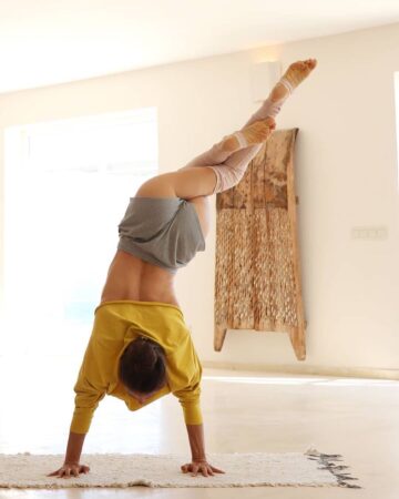 yoga trainingexercises @yoga trainingexercises Posted @yoga trainingexercises • @tunaapari Symmetric or asymmetric AloFireCr