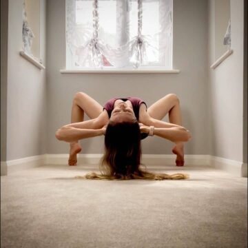 yogagirls @yogagirlstv Todays yogi superstar @amelieyogajourney ⠀ Follow @yogagirlstv⠀ Follow @yoga