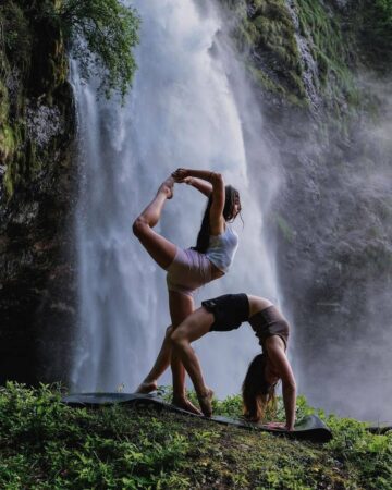 yogagirls @yogagirlstv Todays yogi superstar @goldenbrown nature ⠀ Follow @yogagirlstv⠀ Follow @yog