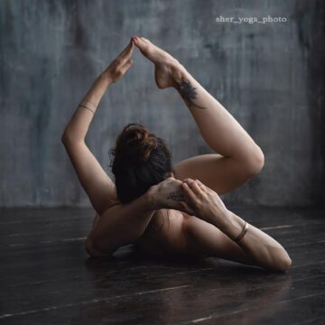 yogagirls @yogagirlstv Todays yogi superstar @sher yoga photo ⠀ Follow @yogagirlstv⠀ Follow @yogagi