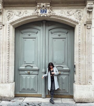 Βούλα Βλ @stavr0u laki The door                                                 • • • paris travel